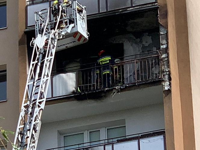 Pożar bloku na Gocławiu. Balkon wieżowca stanął w ogniu