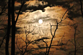 Pierwsza jesienna pełnia Księżyca. Kiedy zobaczymy Krwawy Księżyc?
