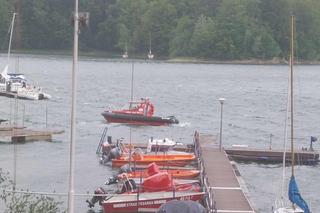 Szkwał na Jeziorze Solińskim! Dziewięć jachtów wywróconych, dramatyczna akcja ratownicza [ZDJĘCIA]