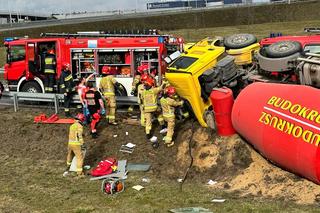 Kierowca zakleszczony w pojeździe, a na jezdni rozlany beton. Przerażająca kolizja przy węźle Opacz