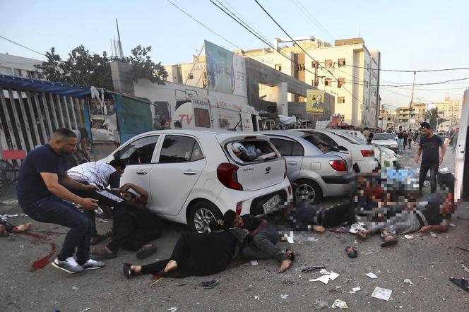 Ostrzelone karetki przed szpitalem Al-Shifa w mieście Gaza