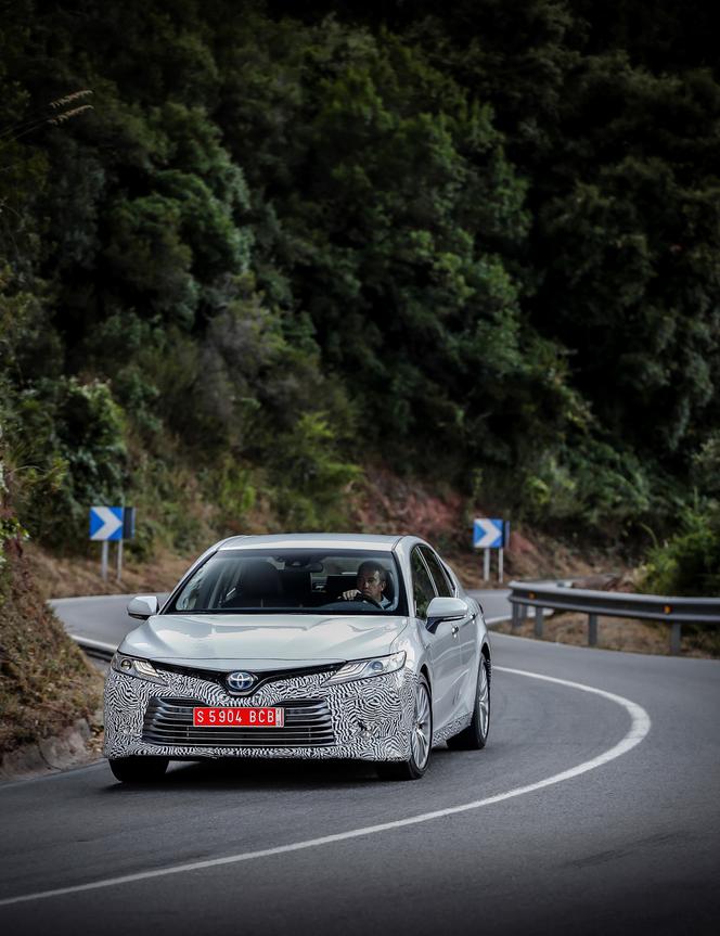 Hybrydowa Toyota Camry 2019