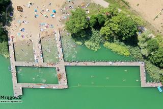 Ogromny pomost i piaszczysta plaża. To miejsce na Mazurach przyciąga tłumy turystów. Zobacz zdjęcia