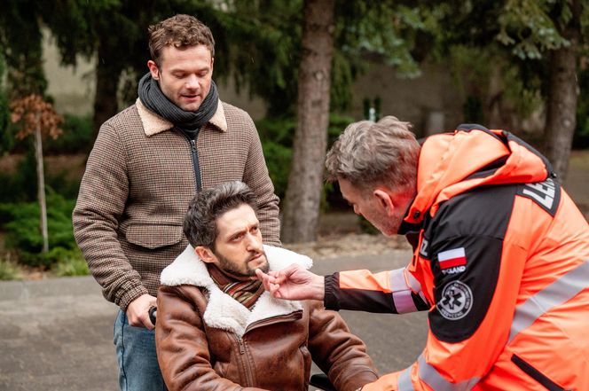 Na sygnale odc. 696. Nowy (Kamil Wodka), Wiktor Banach (Wojciech Kuliński), Luigi (Saverio Fabbri)