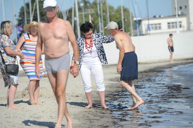 Senyszyn na plaży podrywa półnagich mężczyzn