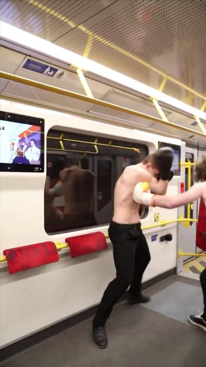 Nielegalna walka w metrze w Warszawie. Szokujące sceny w pociągu! 