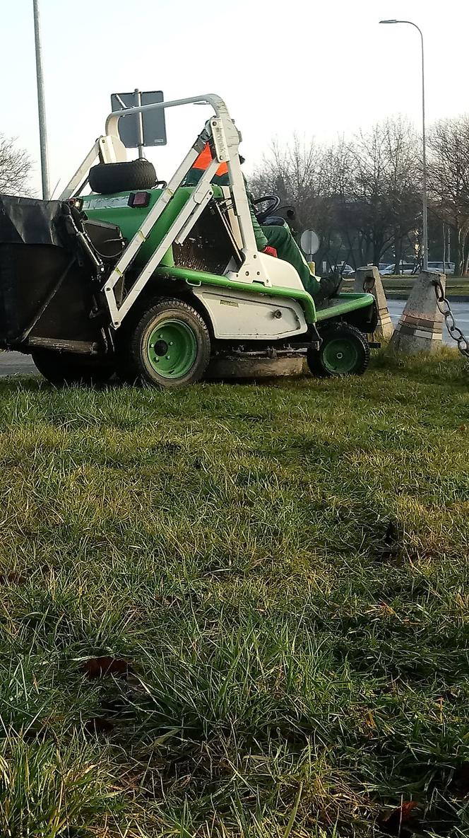 W tym roku zima nie zaskoczy drogowców! Wyjechali na drogi… KOSIARKAMI