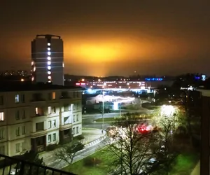 Widok jak z apokalipsy! Tajemnicza łuna nad Szczecinem. Dlaczego niebo zrobiło się całe pomarańczowe?