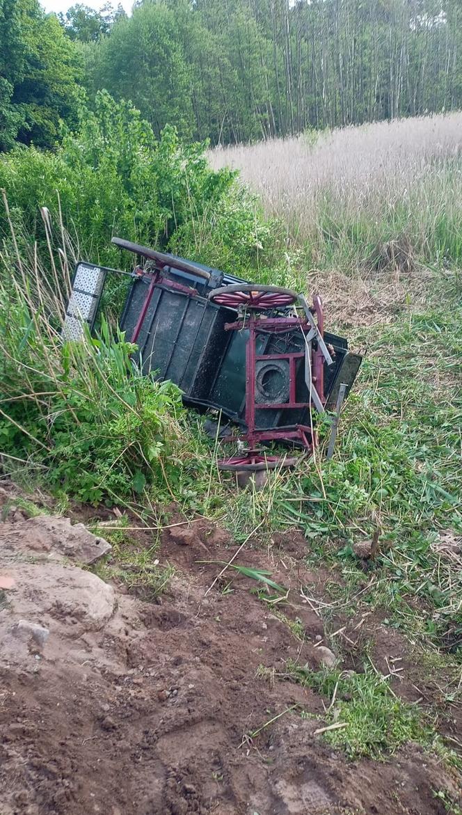 Bryczka wjechała w samochód i wpadła do rowu. Poszkodowany dorosły i dzieci 