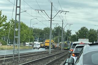 Poznań, ulica Jana Pawła II: samochód w torowisku