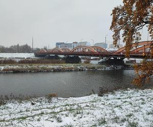 Wrocław pod śniegiem. Trudne warunki na drogach, korki, opóźnienia i awarie