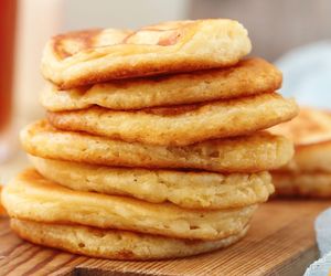 Pyszne bliny drożdżowe bez mąki. Doskonałe ze śmietaną lub cukrem pudrem 