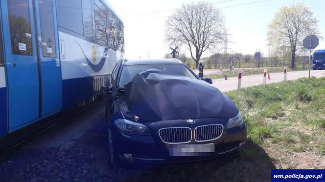 Uderzył BMW w szynobus. Na pewniaka wjechał na niestrzeżony przejazd kolejowy