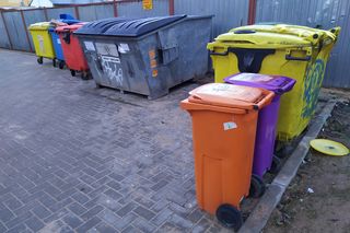 Segregacja tekstyliów: worki, pojemniki i odrzutowóz