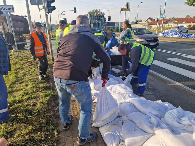 Trwa walka o osiedle Marszowice we Wrocławiu. Na miejscu pracują żołnierze i strażacy 