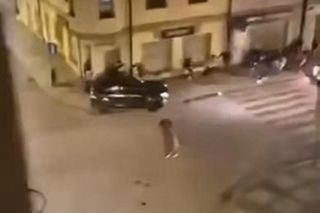 Głogów. Kierowca czarnego auta wjechał w tłum ludzi na chodniku. Policja zna właściciela samochodu [ZDJĘCIA].