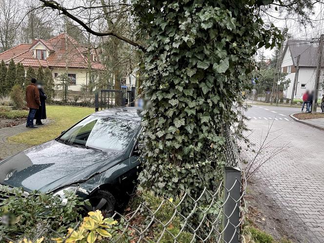 Wjechał w ogrodzenie na Białołęce. Prowadził bez uprawnień