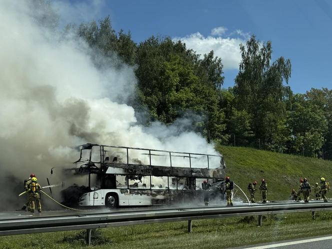 Autokar stanął w ogniu na A4