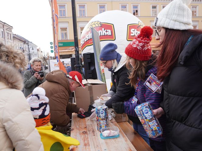 33. Finał Wielkiej Orkiestry Świątecznej Pomocy. Dziennikarze Radia ESKA rozgrzewają Tarnów pysznym żurkiem!