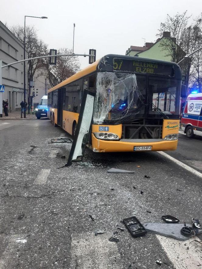 Zderzenie dwóch autobusów na skrzyżowaniu w Gliwicach