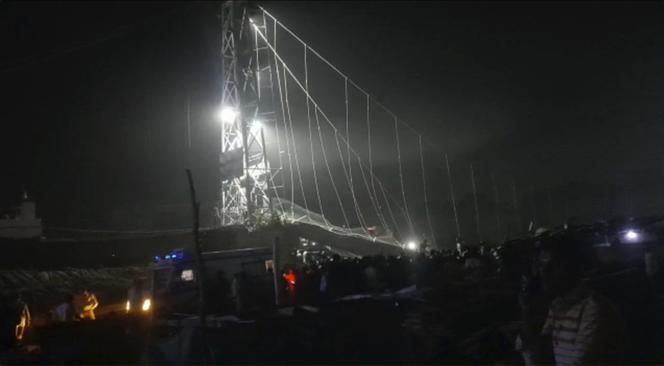 Dramat w Indiach. Runął wiszący most, wiele ofiar