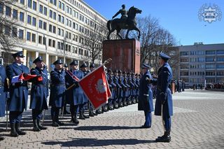 Nowi policjanci i policjantki w śląskim garnizonie. Uroczyste ślubowanie w Katowicach