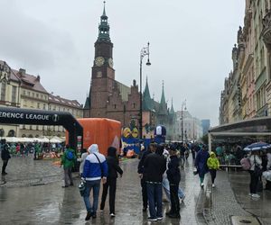 Gorąco przed finałem Ligii Konferencji we Wrocławiu. Tysiące kibiców na Rynku 