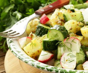 Sałatka ziemniaczana ze świeżym ogórkiem i rzodkiewką: przepis