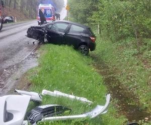 Wypadek na drodze nr 42 w Brodach. Zderzyły się dwa auta osobowe