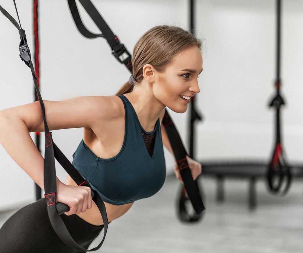Dla treningów TRX zrezygnowałam z siłowni. Na czym polegają ćwiczenia z taśmą?