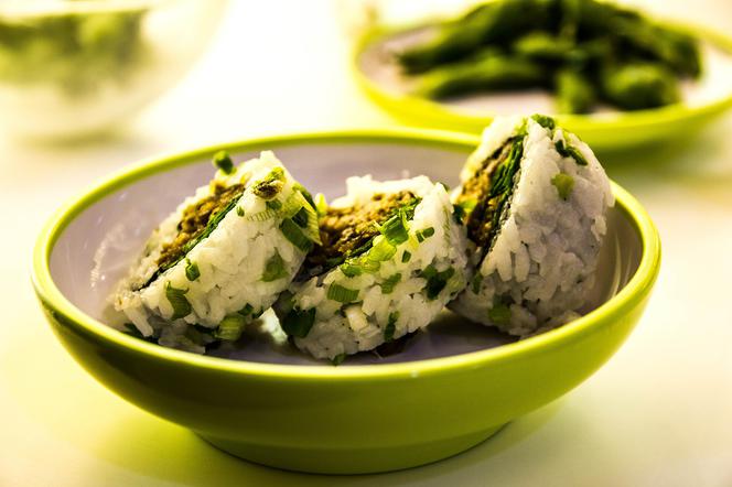 Jak jeść sushi? Jak posługiwać się pałeczkami?