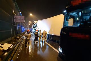 Nocny horror na A2. Zderzyły się dwie ciężarówki. Strażacy musieli wycinać kierowcę z kabiny!