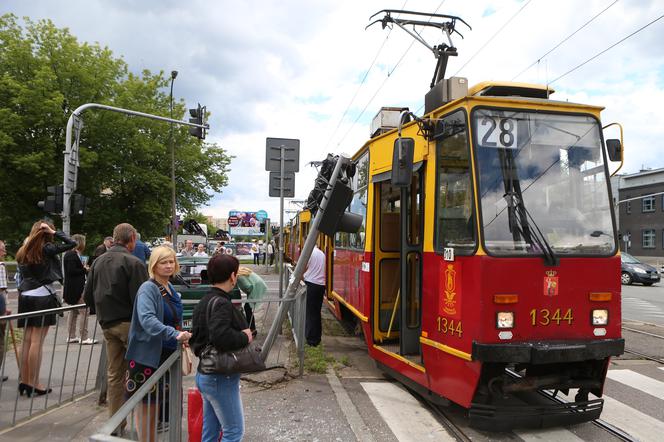 Suzuki wjechało pod tramwaj w Warszawie