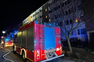 Pożar mieszkania w Kole. Strażacy walczyli z ogniem do późnej nocy