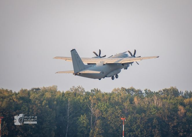 Wzruszający gest pilotów odlatujących z Radomia. Polska flaga na niebie dla „Slaba”