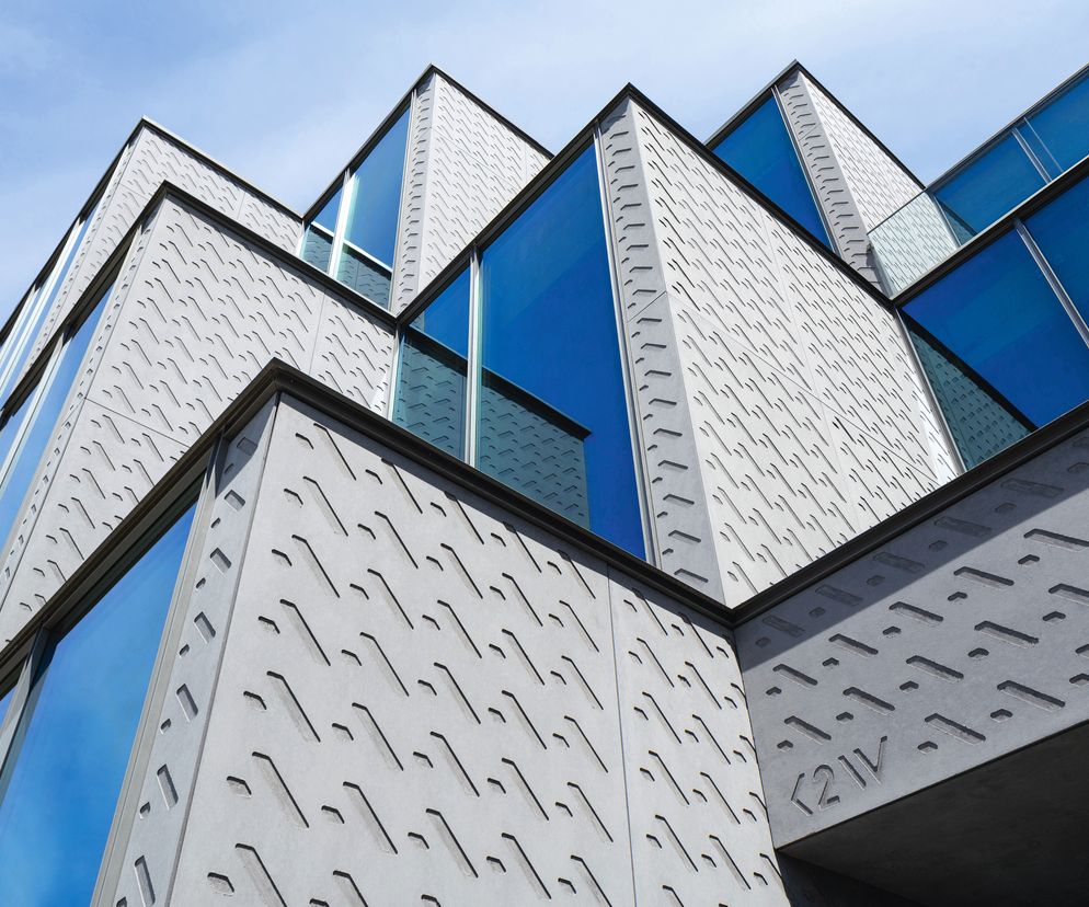 Nowoczesny biurowiec firmy All Windows w Nysie, zaprojektowany przez k2w architekci. Układ kubicznych brył z przeszklonymi elewacjami i płytami włókno-cementowymi z reliefem logo, odzwierciedla strukturę kwarcu. Więcej o architekturze biurowca przeczytasz na Architektura Murator Plus.