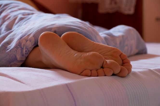 Która pozycja snu jest najlepsza? Ta może pomóc sercu i zmniejszyć obrzęki