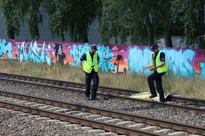 Makabra na torach w Ursusie. Pociąg śmiertelnie potrącił kobietę