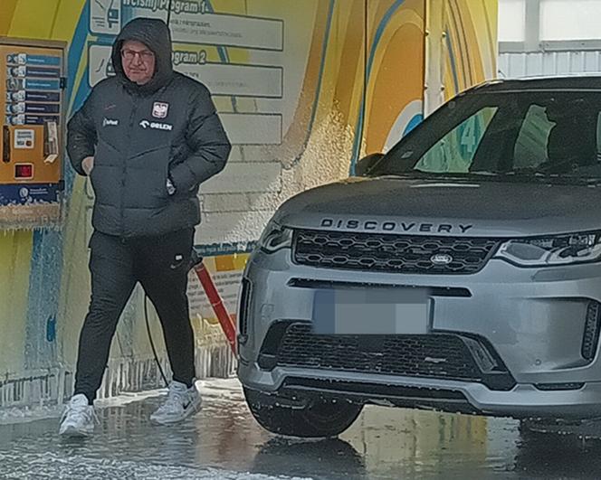 Czesław Michniewicz myje auto w stroju selekcjonera