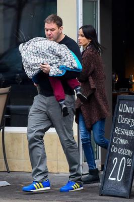 TOMASZ KAROLAK Z RODZINĄ