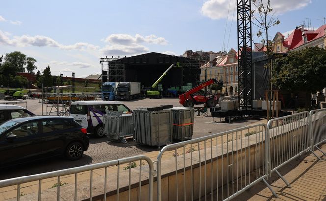 Przed sobotnim koncertem trwa budowa sceny na pl. Zamkowym w Lublinie