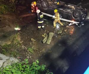 Auto dachowało i wylądowało w...korycie rzeki. Poważny wypadek w Szczyrku