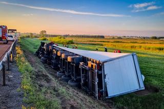 Lubelskie: Poranny wypadek na s12. Ciężarówka wypadła z jezdni