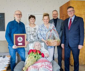 68 lat małżeństwa i ogród pełen radości! Pani Regina świętuje 100. urodziny