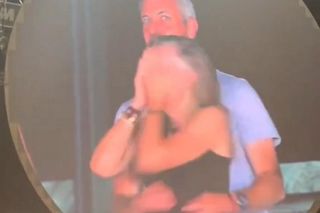 Skandal na koncercie gwiazdy. Żonaty milioner przyłapany na zdradzie z podwładną. Zobaczył to cały świat!