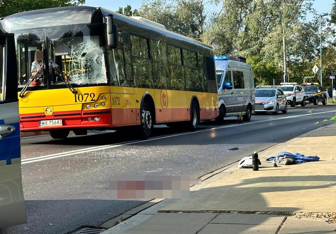 Czołowe zderzenie autobusu miejskiego z rowerzystą w Warszawie. Niedawno zginęły tam trzy osoby