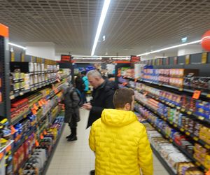 Ceny zakupów nadal rosną, ale tempo słabnie. Sieci handlowe walczą o klientów