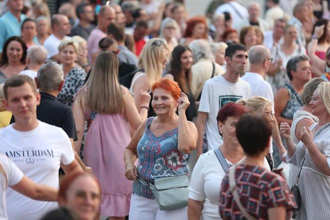 Potańcówka pod Teatrem Śląskim w Katowicach. Tłumy wręcz oszalały ZDJĘCIA