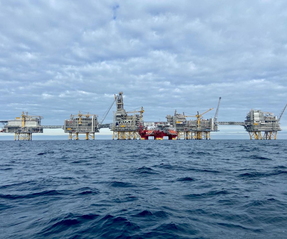 Platforma wydobywcza na Morzu Północnym. Zdjęcie ilustruje nową umowę ORLENU na dostawy ropy naftowej ze złoża Johan Sverdrup.  Kontrakt zapewnia Polsce bezpieczeństwo energetyczne, redukując zależność od rosyjskiego surowca.  Więcej informacji o tym strategicznym partnerstwie i działaniach Super Biznes na rzecz rozwoju energetyki znajdziesz na portalu Super Biznes.