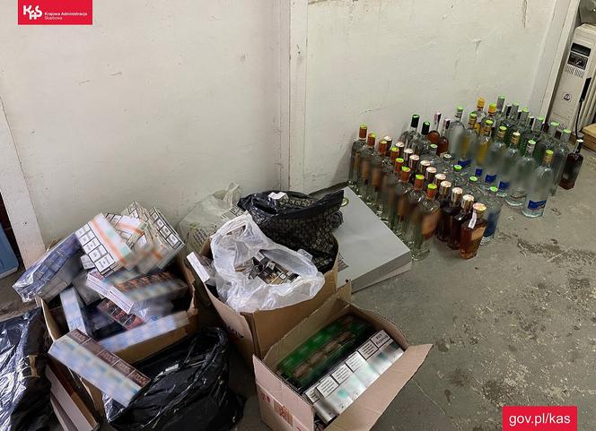 Kontrola KAS na bazarze w Przemyślu. Tysiąc paczek papierosów i 50 butelek alkoholu na jednym stoisku! 